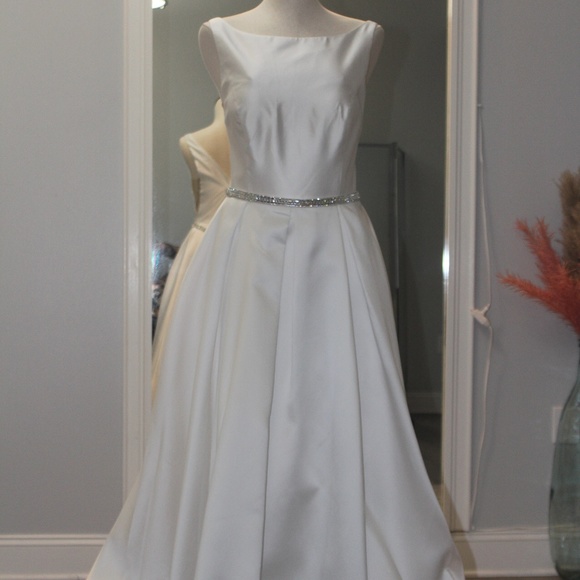 Tania Olsen Wedding Dress - Picture 1 of 5